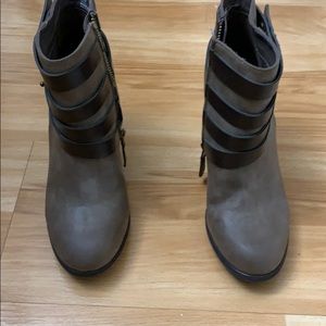 Brown ankle boots  size 6 with 4 Zipper inside